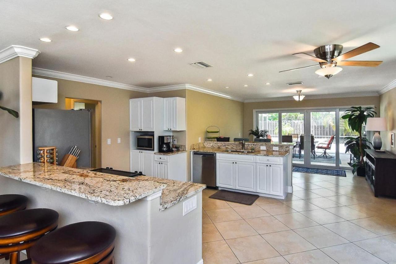 Relax And Unwind Spacious Pool Close To