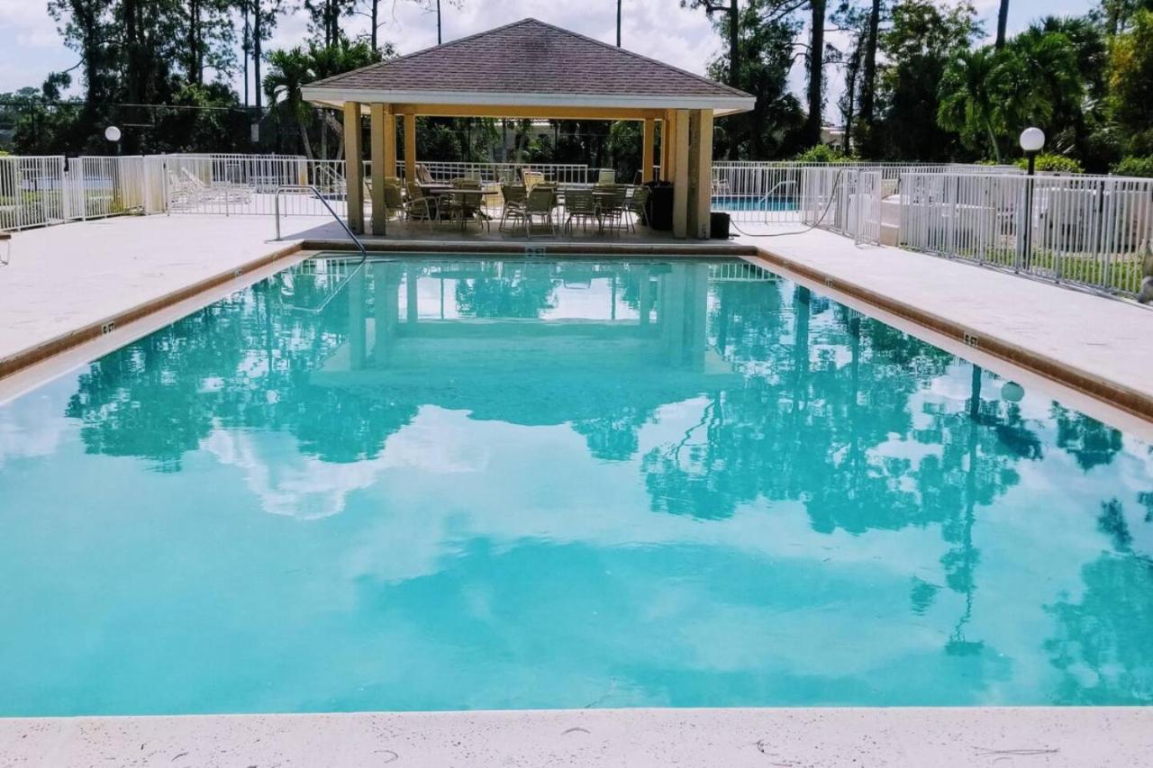 Tropicana Luxury Pool Home. Gated Community Holiday home Naples