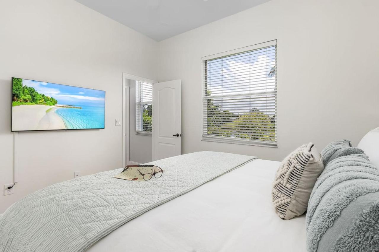 Tropicana Luxury Pool Home. Gated Community Holiday home