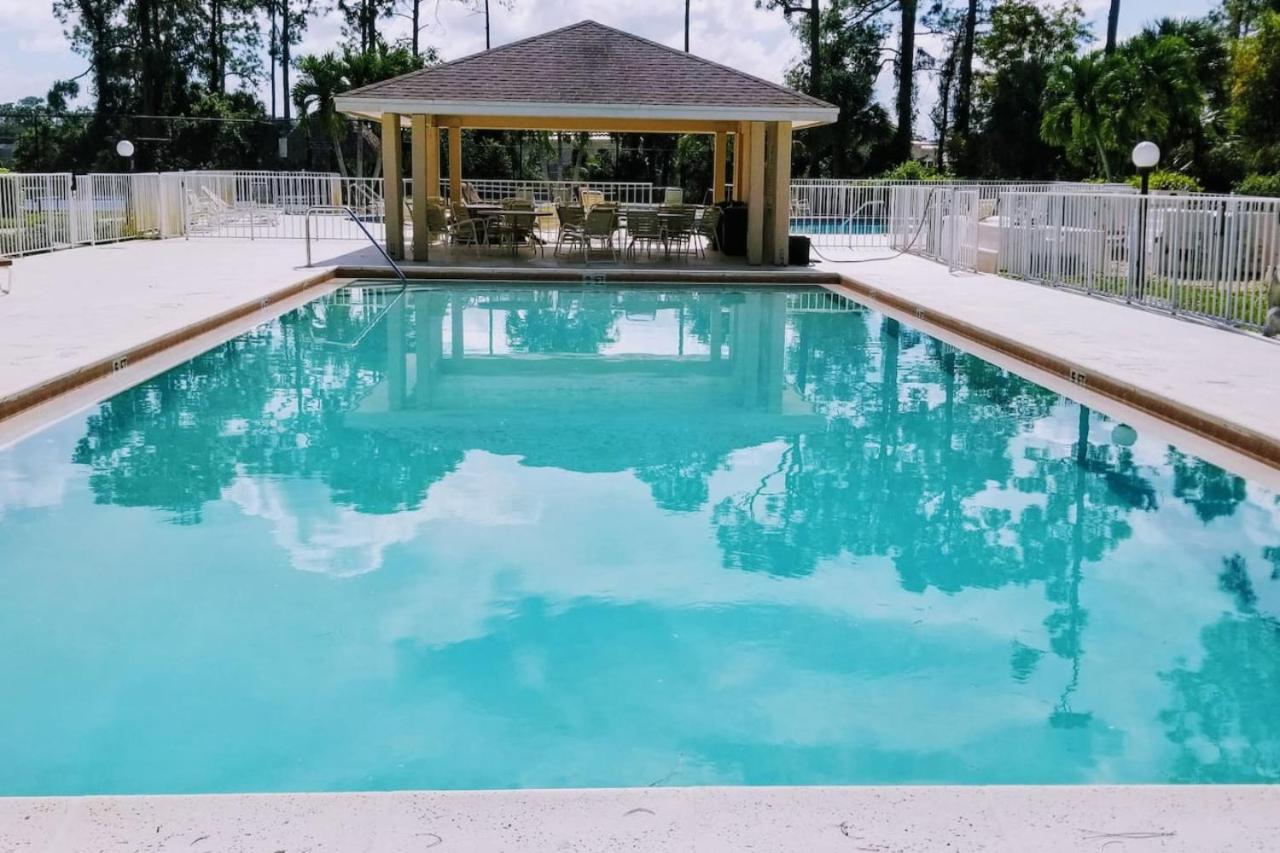 Lakeview Lovely Pool In Gated Community Holiday home