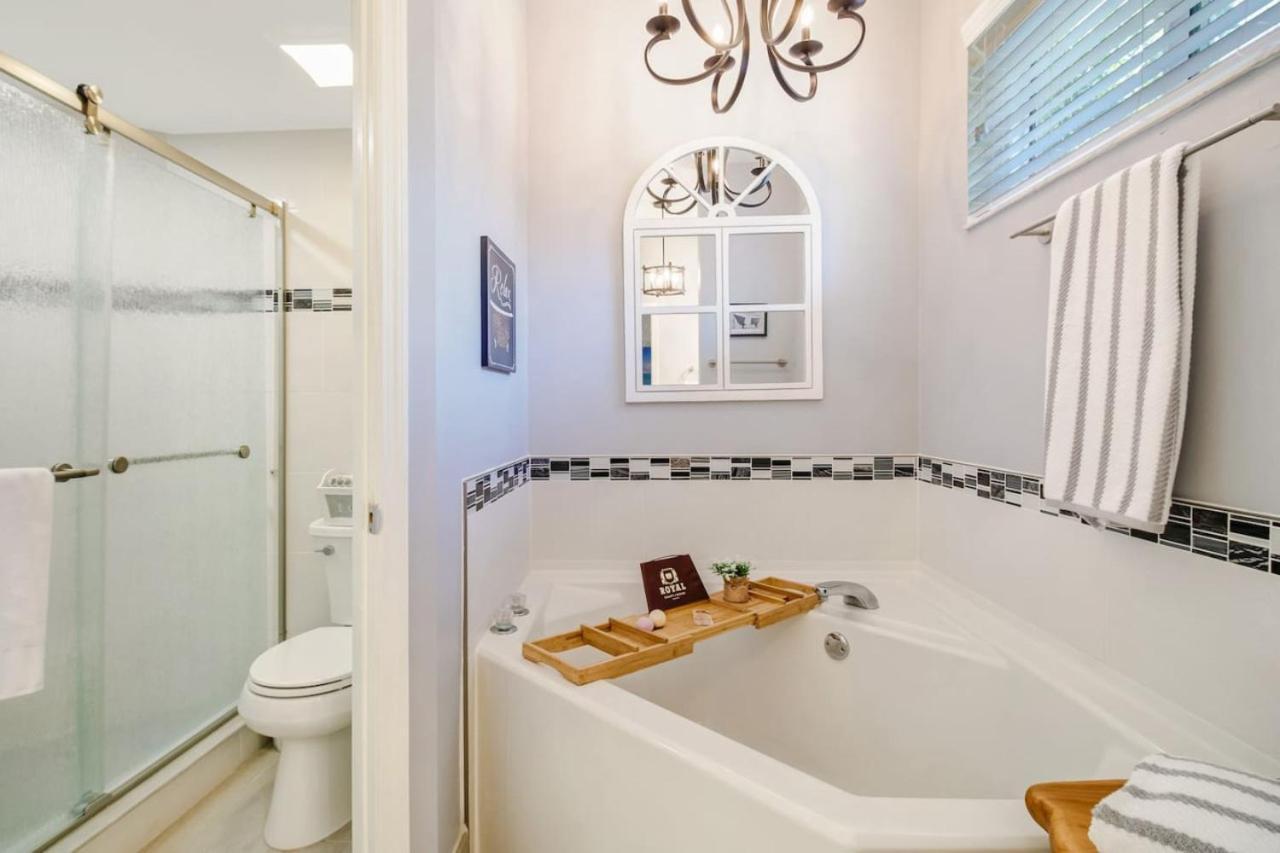 5 Star Florida Living. Stylish And Tranquil Pool *