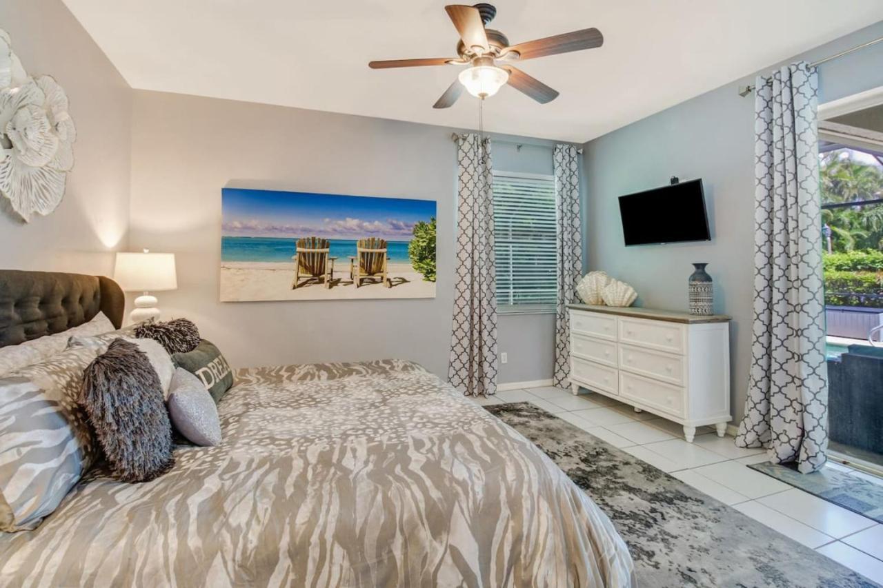 5 Star Florida Living. Stylish And Tranquil Pool Holiday home