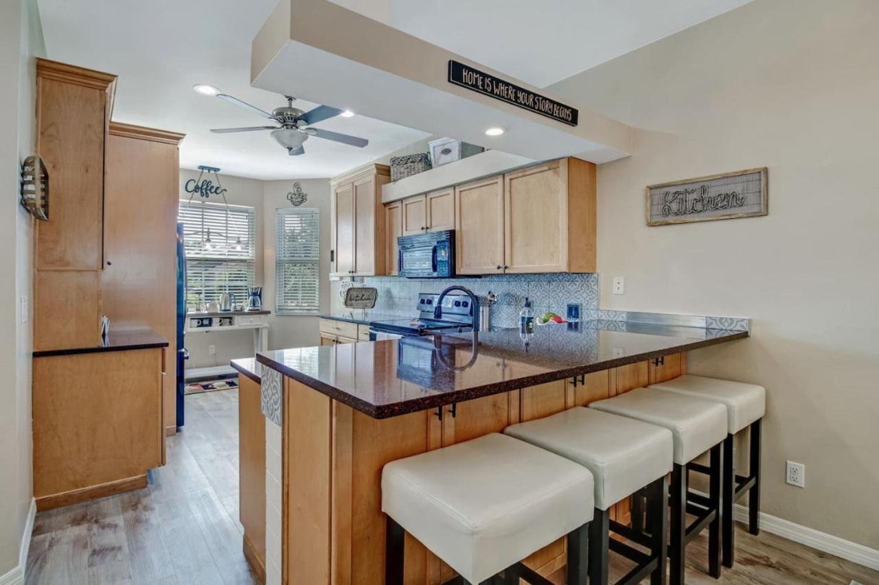 Holiday home 5 Star Florida Living. Stylish And Tranquil Pool Naples