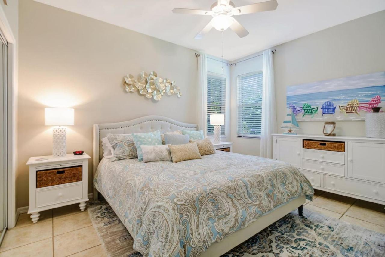 5 Star Florida Living. Stylish And Tranquil Pool Holiday home
