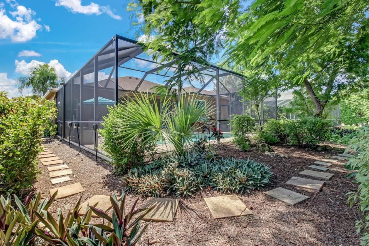 5 Star Florida Living. Stylish And Tranquil Pool Holiday home *