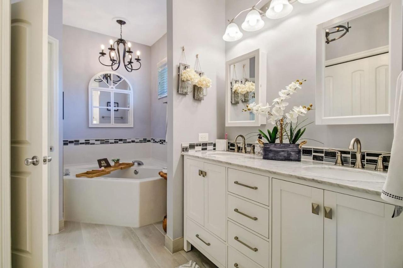 5 Star Florida Living. Stylish And Tranquil Pool Holiday home