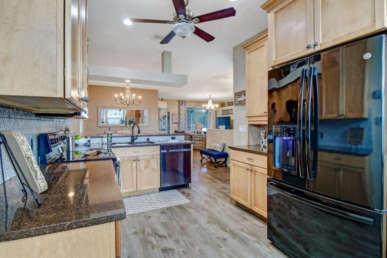 Holiday home 5 Star Florida Living. Stylish And Tranquil Pool Naples