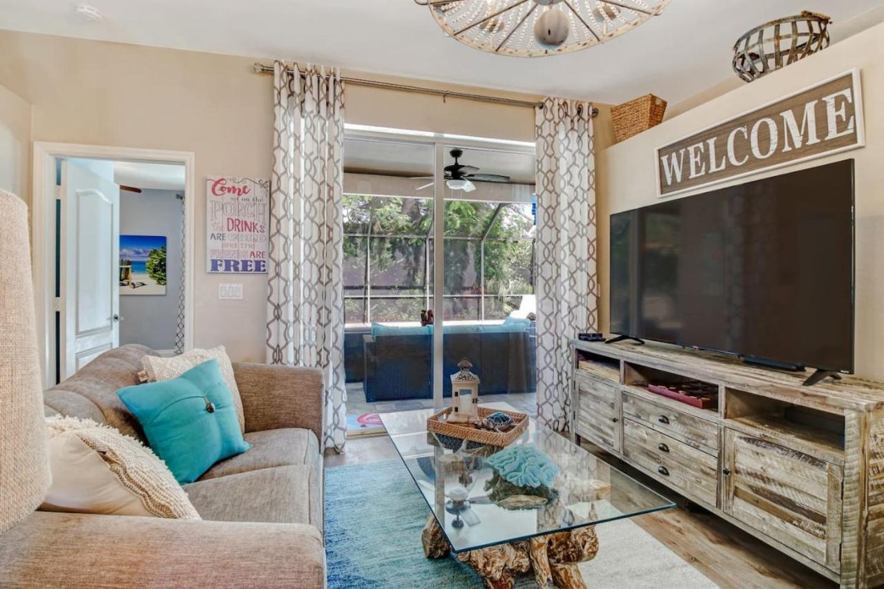 5 Star Florida Living. Stylish And Tranquil Pool Holiday home