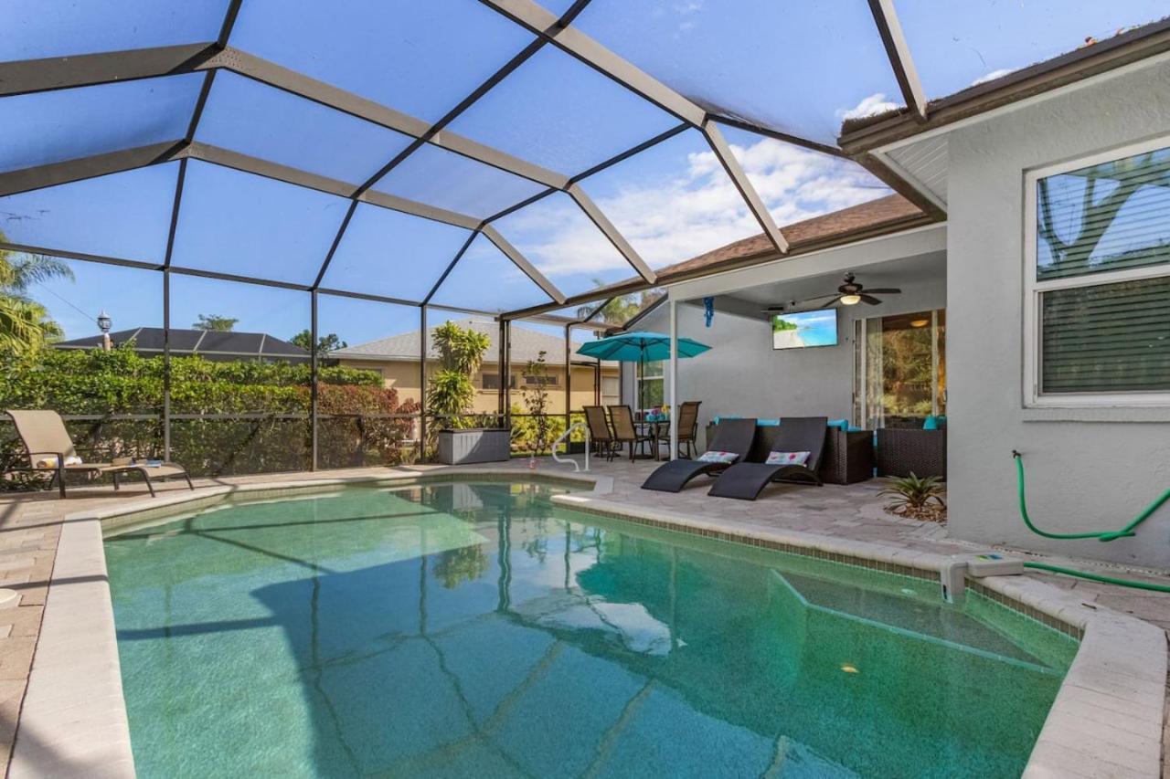 5 Star Florida Living. Stylish And Tranquil Pool Holiday home *
