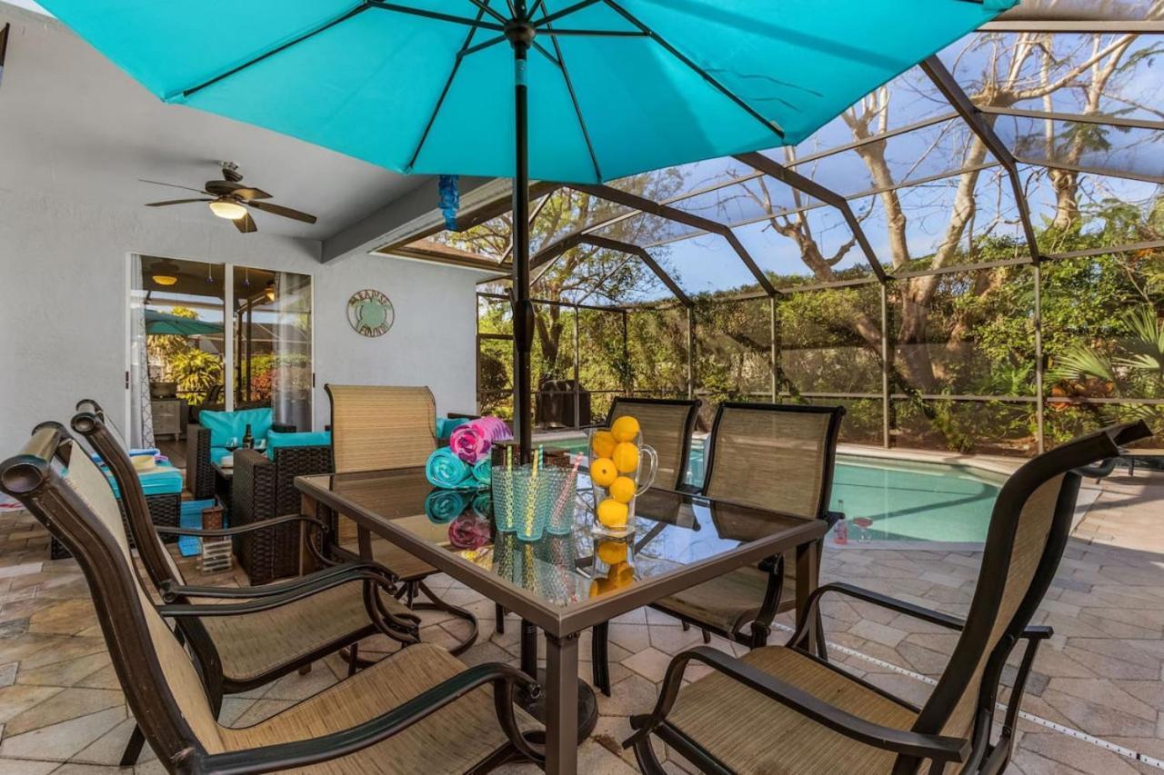 5 Star Florida Living. Stylish And Tranquil Pool Holiday home