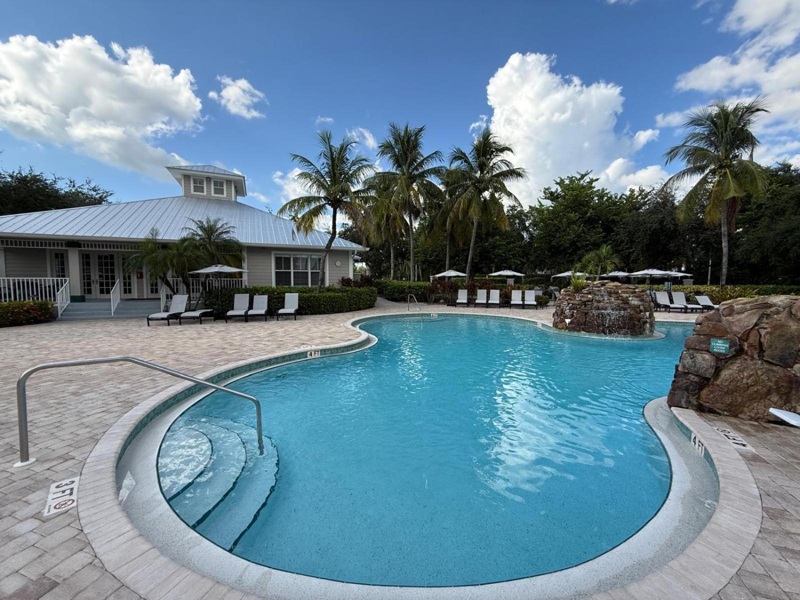 Spacious 2 Bedroom Lely Fl Naples