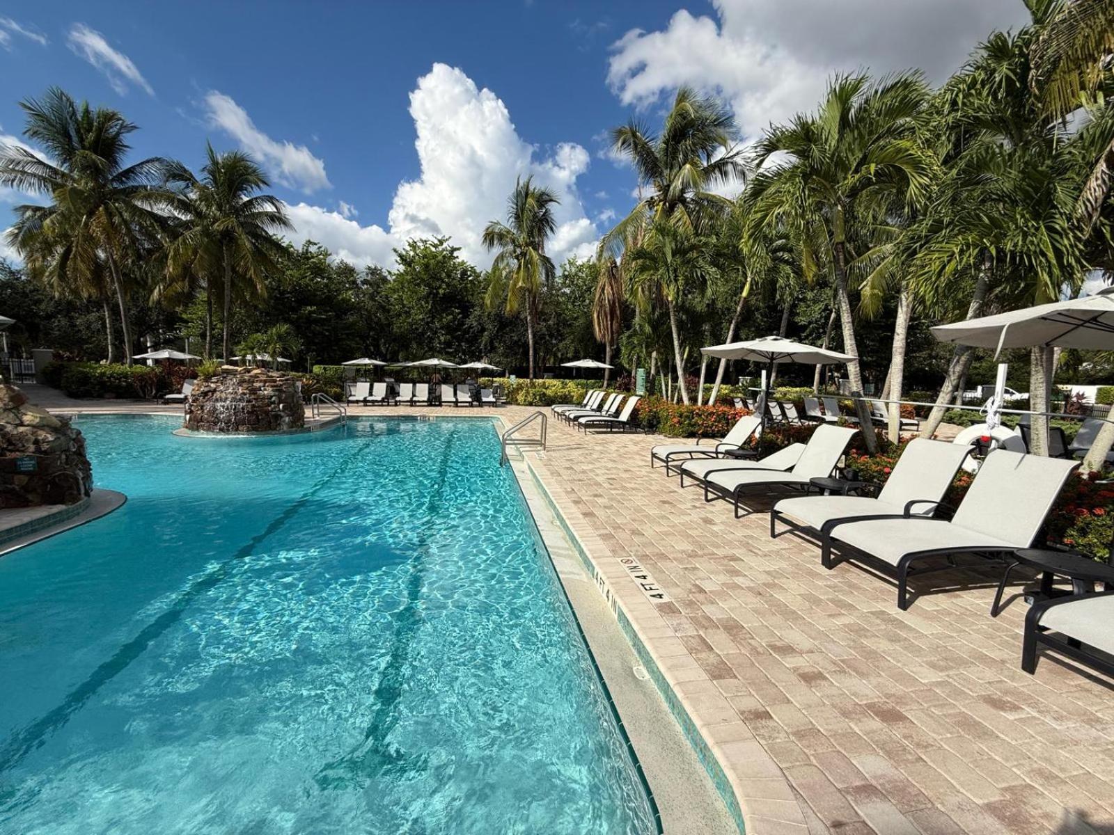 Spacious 2 Bedroom Lely Fl *