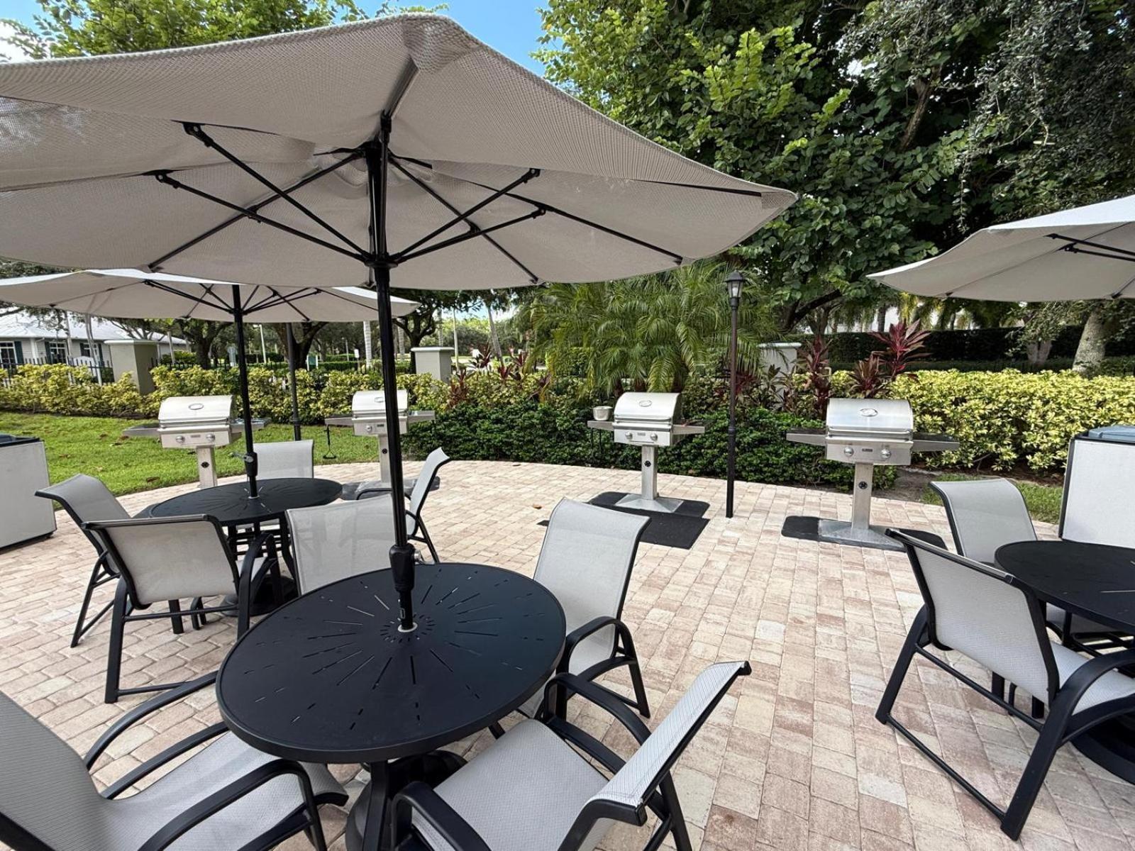 Spacious 2 Bedroom Lely Fl *