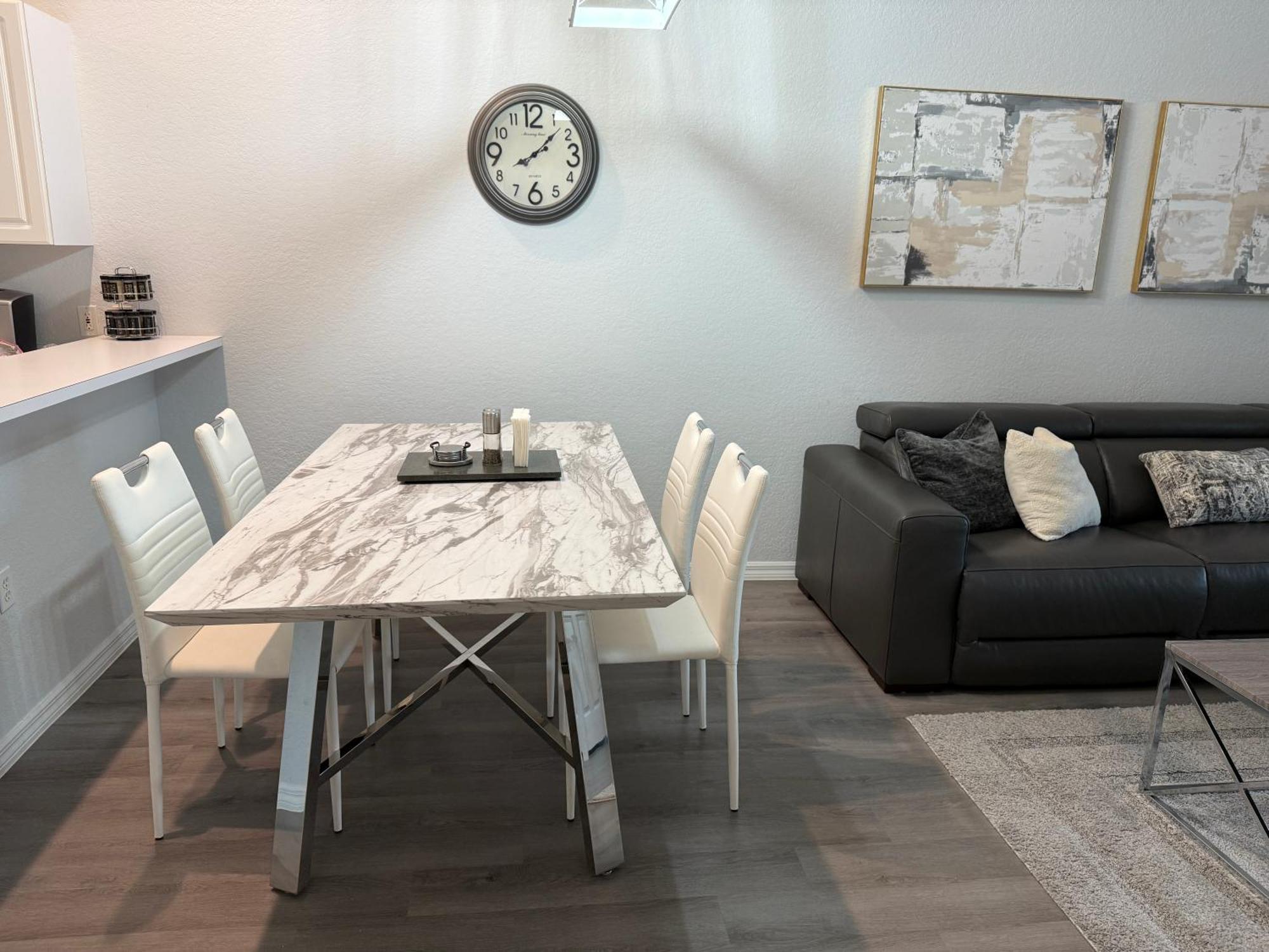 Spacious 2 Bedroom Lely Fl Apartment