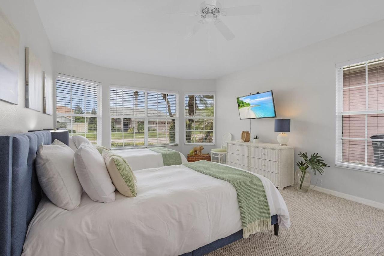 Spacious 3 Bed 3 Bath Pool In Holiday home Naples