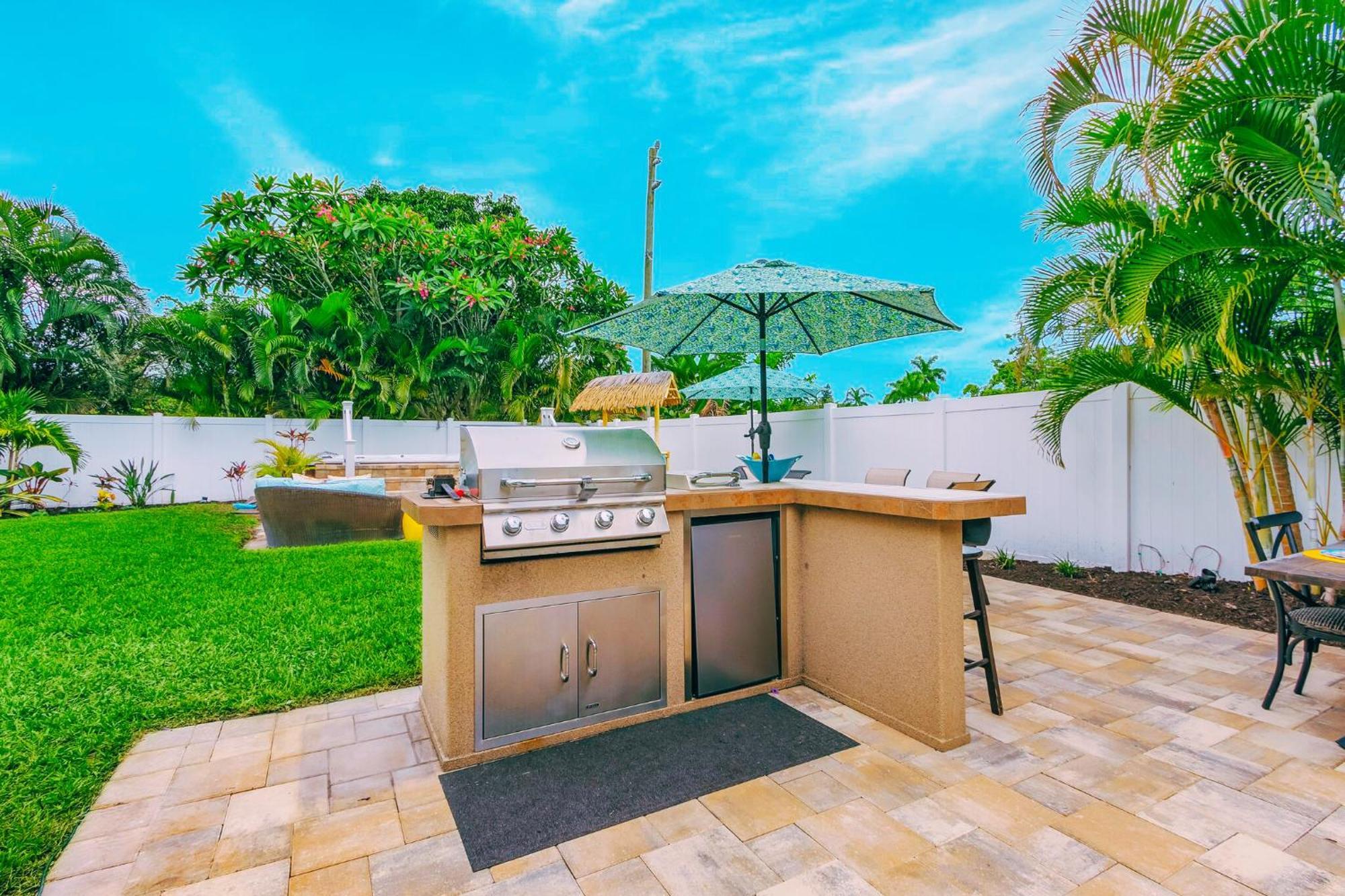 Swimspa Pool Tiki Outdoor Bbq Kitchen Fire Pit Games Mod By Vacation Your Way Holiday home *