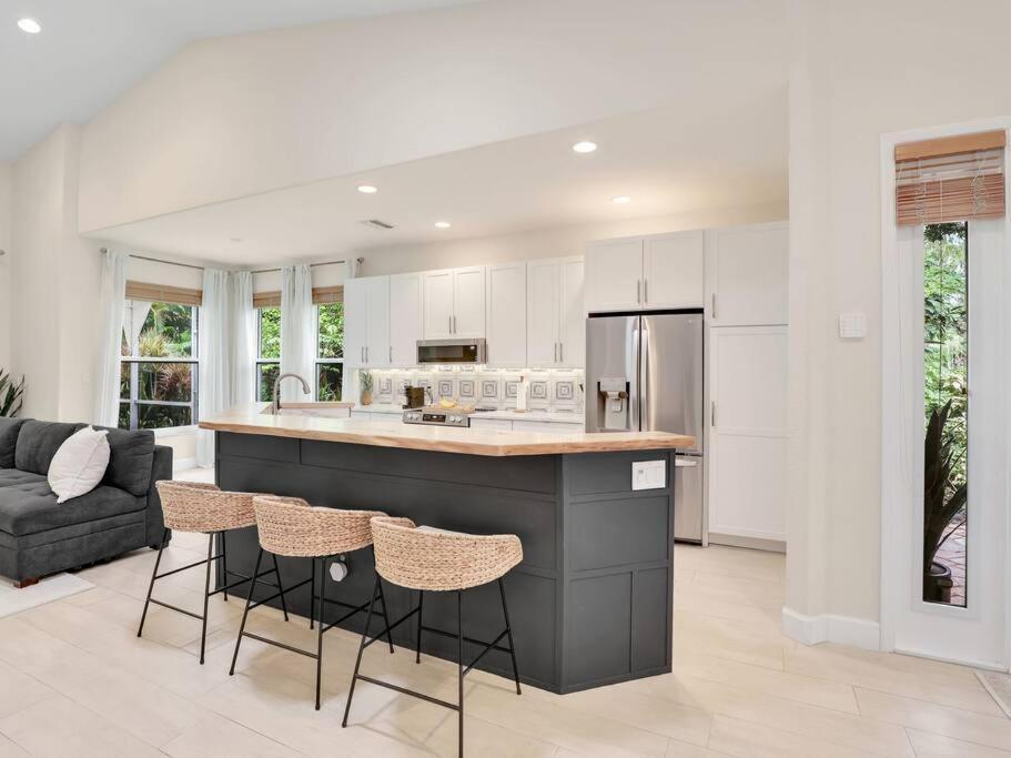Modern In Heart Of Villa Naples