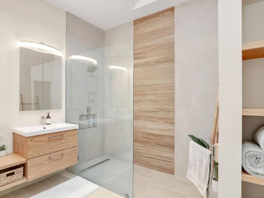 Modern In Heart Of Villa Naples
