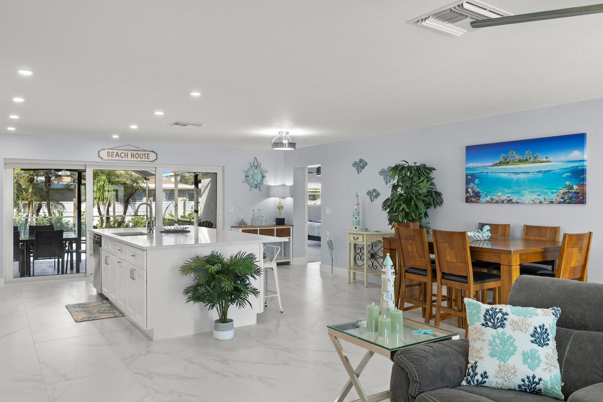 Holiday home 6 Bed 4 Bath Family Fun Pool Near Beach!