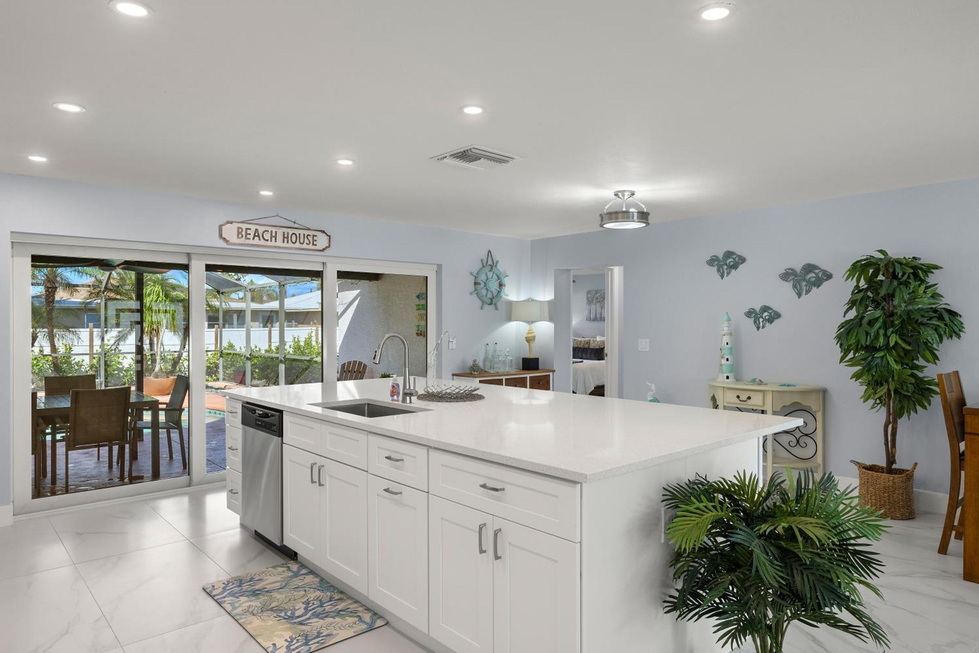 Holiday home 6 Bed 4 Bath Family Fun Pool Near Beach!