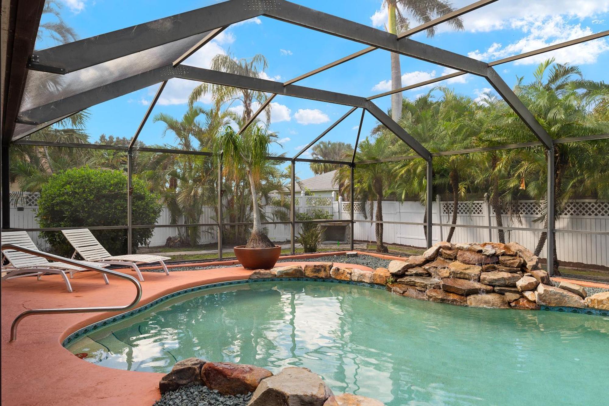 Holiday home 6 Bed 4 Bath Family Fun Pool Near Beach! *