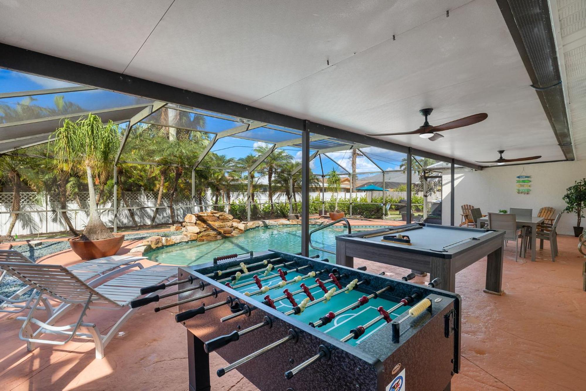 6 Bed 4 Bath Family Fun Pool Near Beach! Holiday home