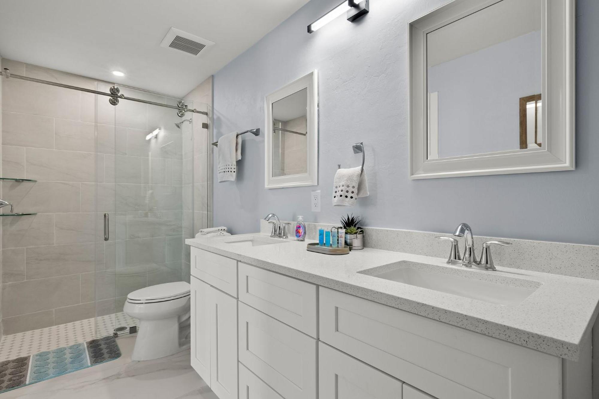 6 Bed 4 Bath Family Fun Pool Near Beach!