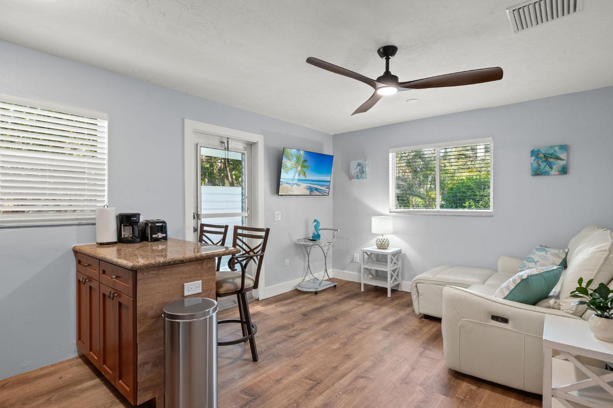 2 Bed 2 Bath Modern Holiday home Naples