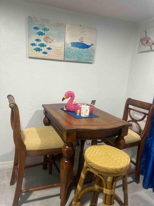 King Flamingo Guest