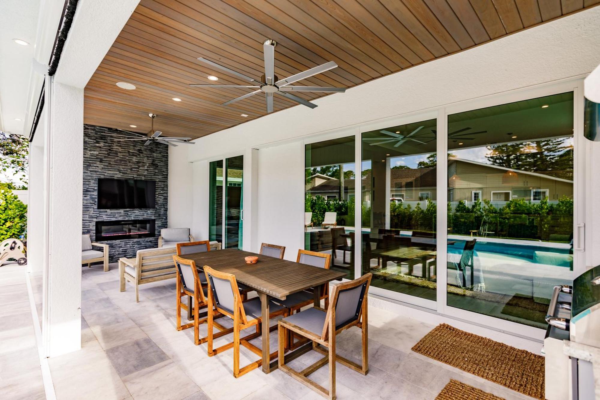Holiday home Modern Luxury Coastal Bikinis & Martinis *