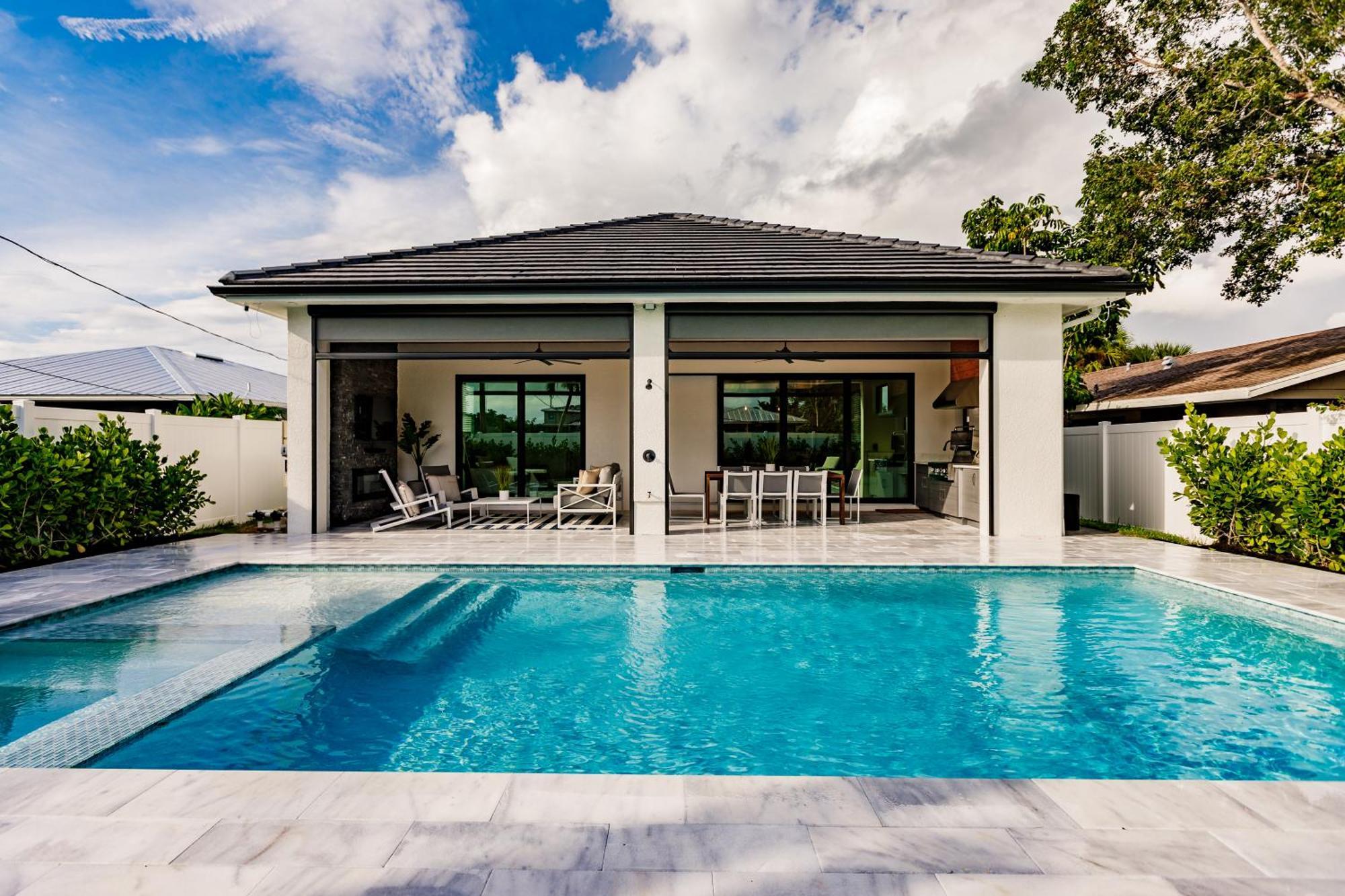 Coastal Elegance Dual Master Bedroom Retreat 3-3 Holiday home *