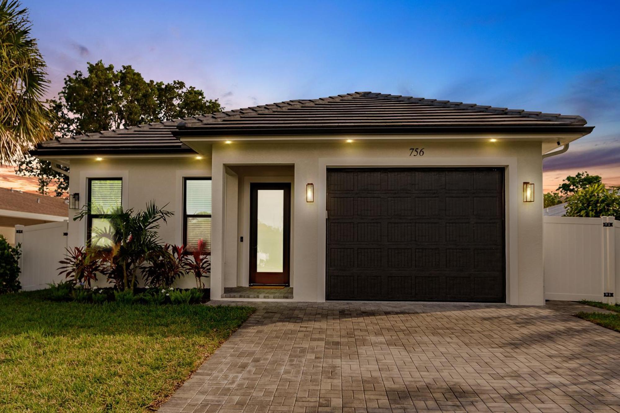 Coastal Elegance Dual Master Bedroom Retreat 3-3