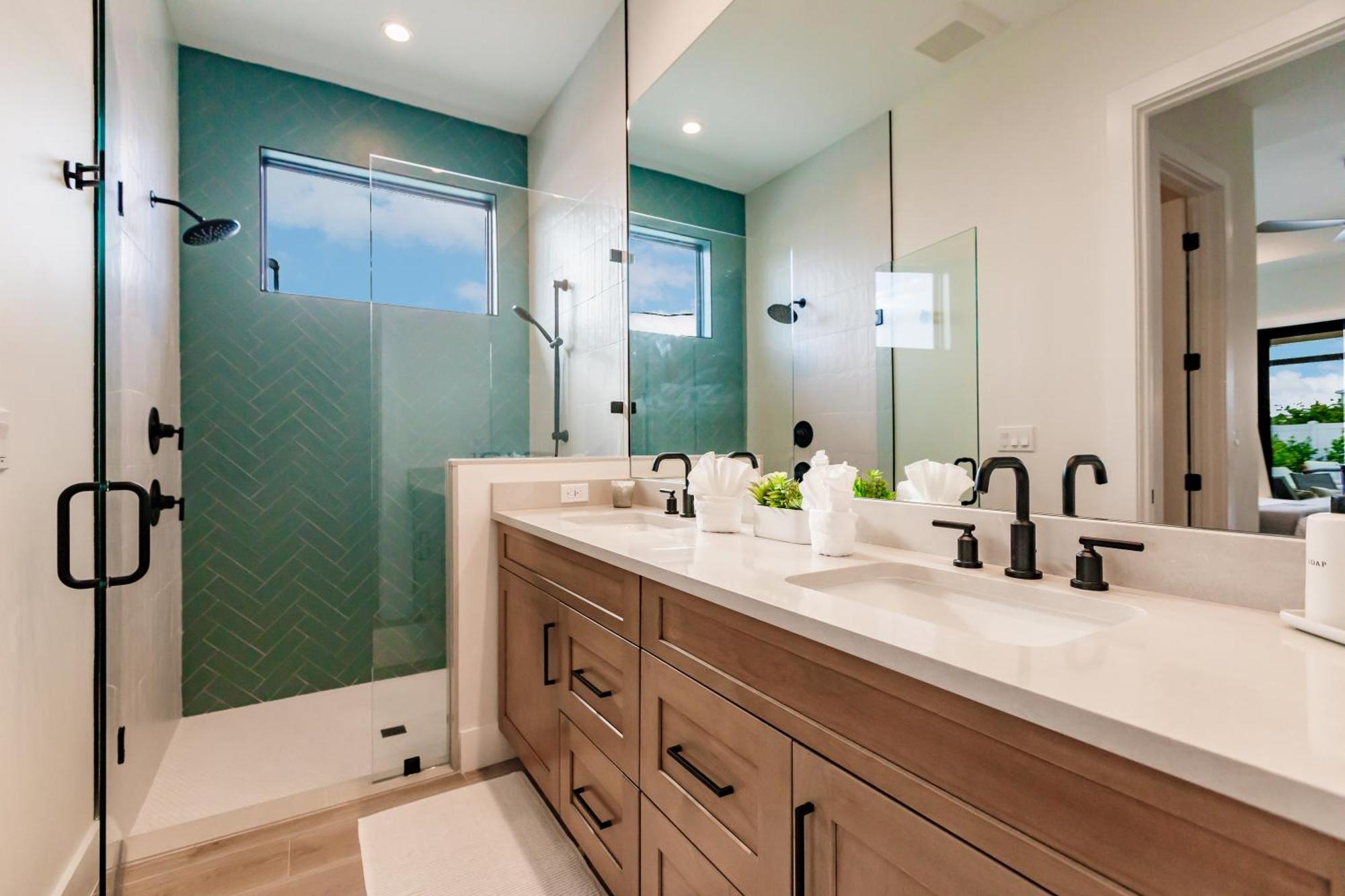 Coastal Elegance Dual Master Bedroom Retreat 3-3 Holiday home