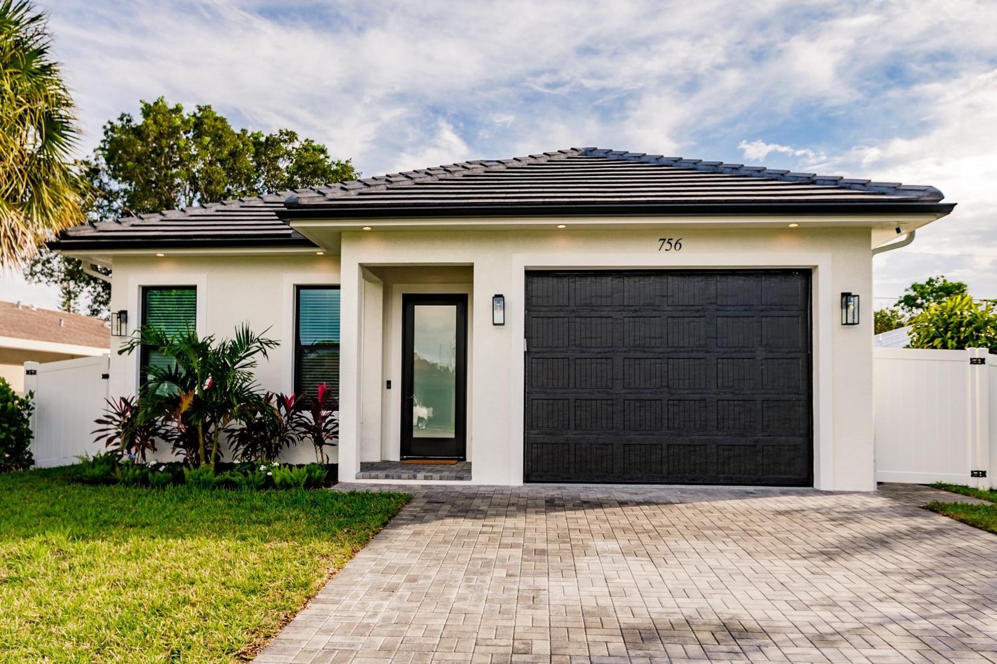 Holiday home Coastal Elegance Dual Master Bedroom Retreat 3-3 Naples