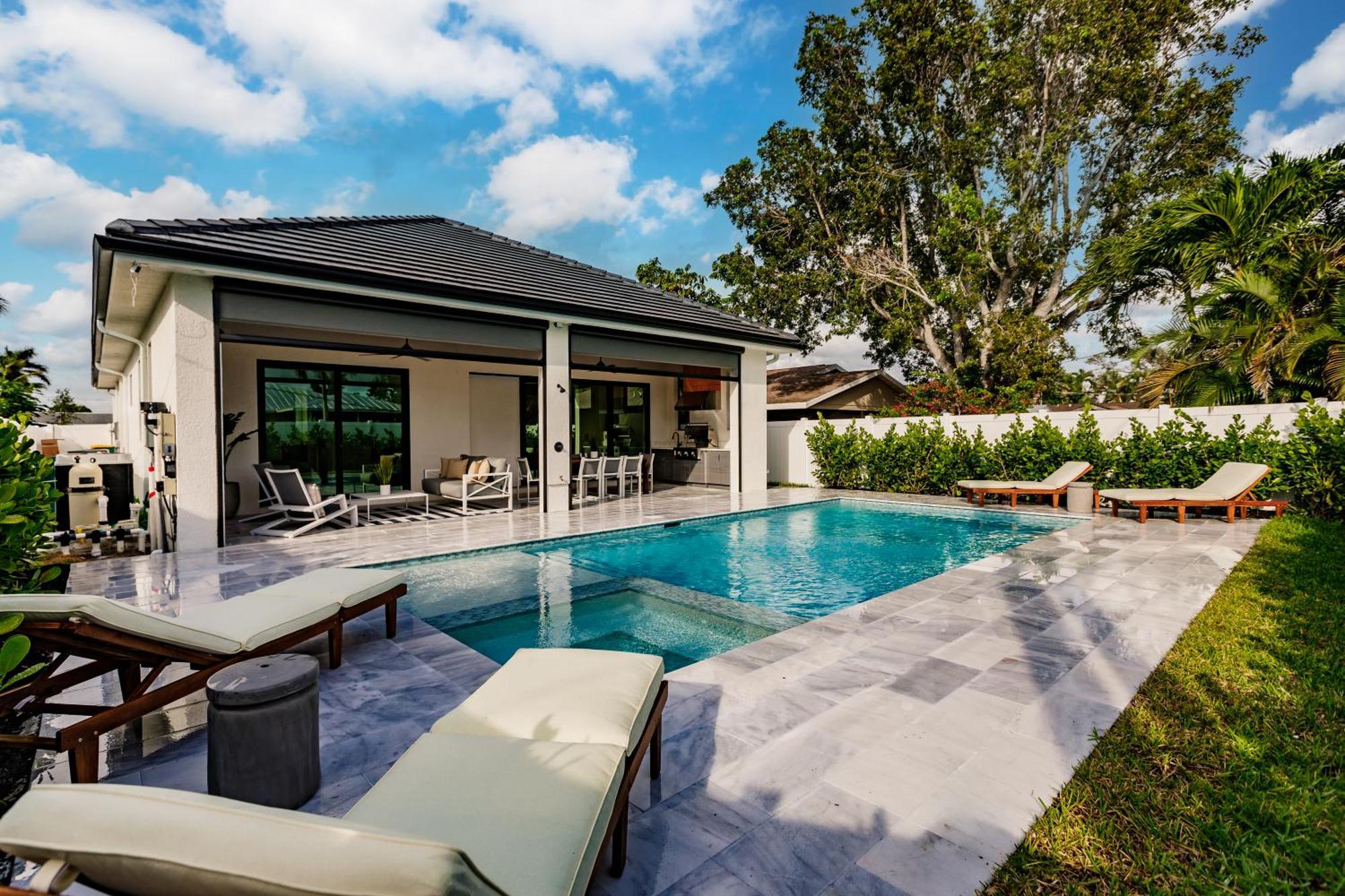 Coastal Elegance Dual Master Bedroom Retreat 3-3 Naples
