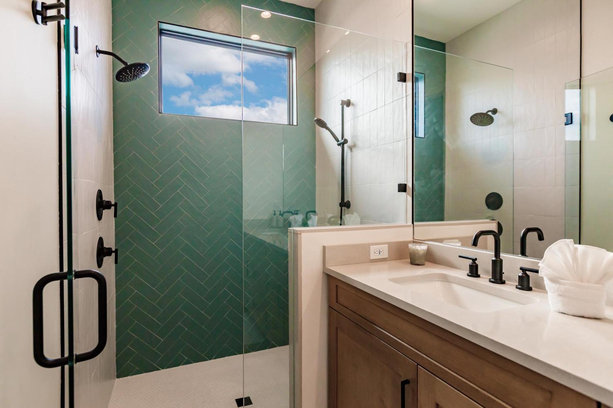 Coastal Elegance Dual Master Bedroom Retreat 3-3 Holiday home