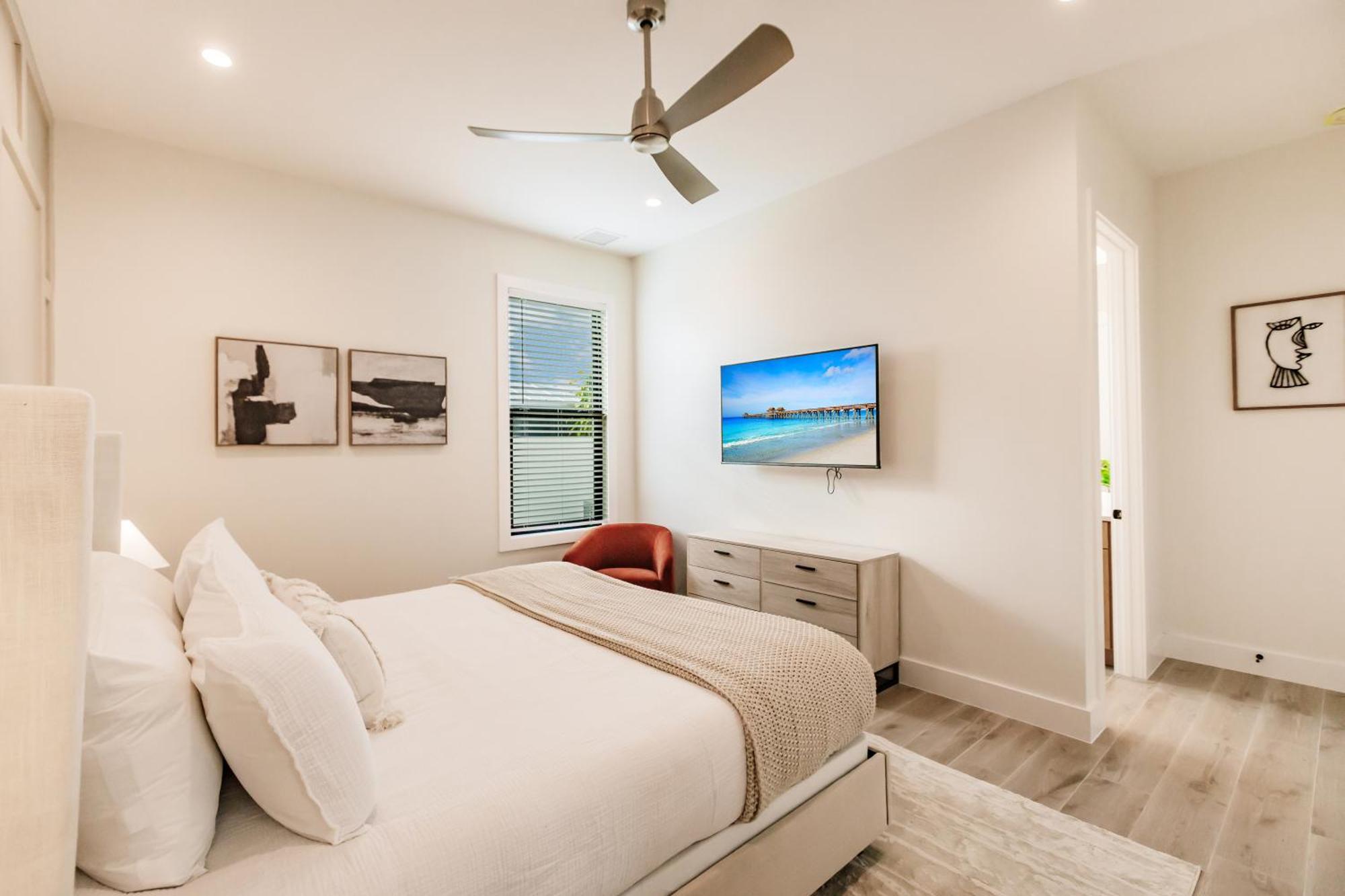 Holiday home Coastal Elegance Dual Master Bedroom Retreat 3-3