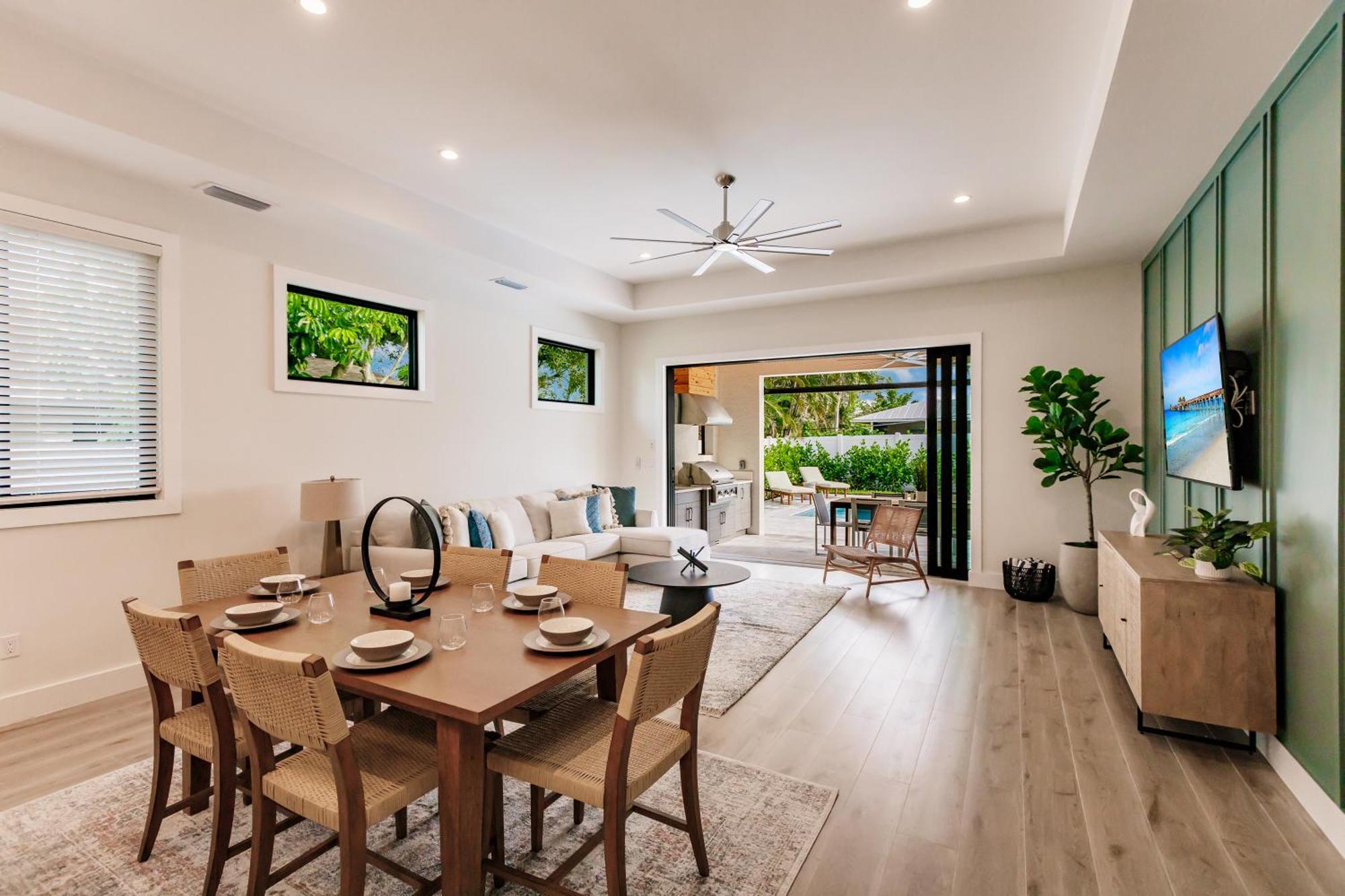 Coastal Elegance Dual Master Bedroom Retreat 3-3 *