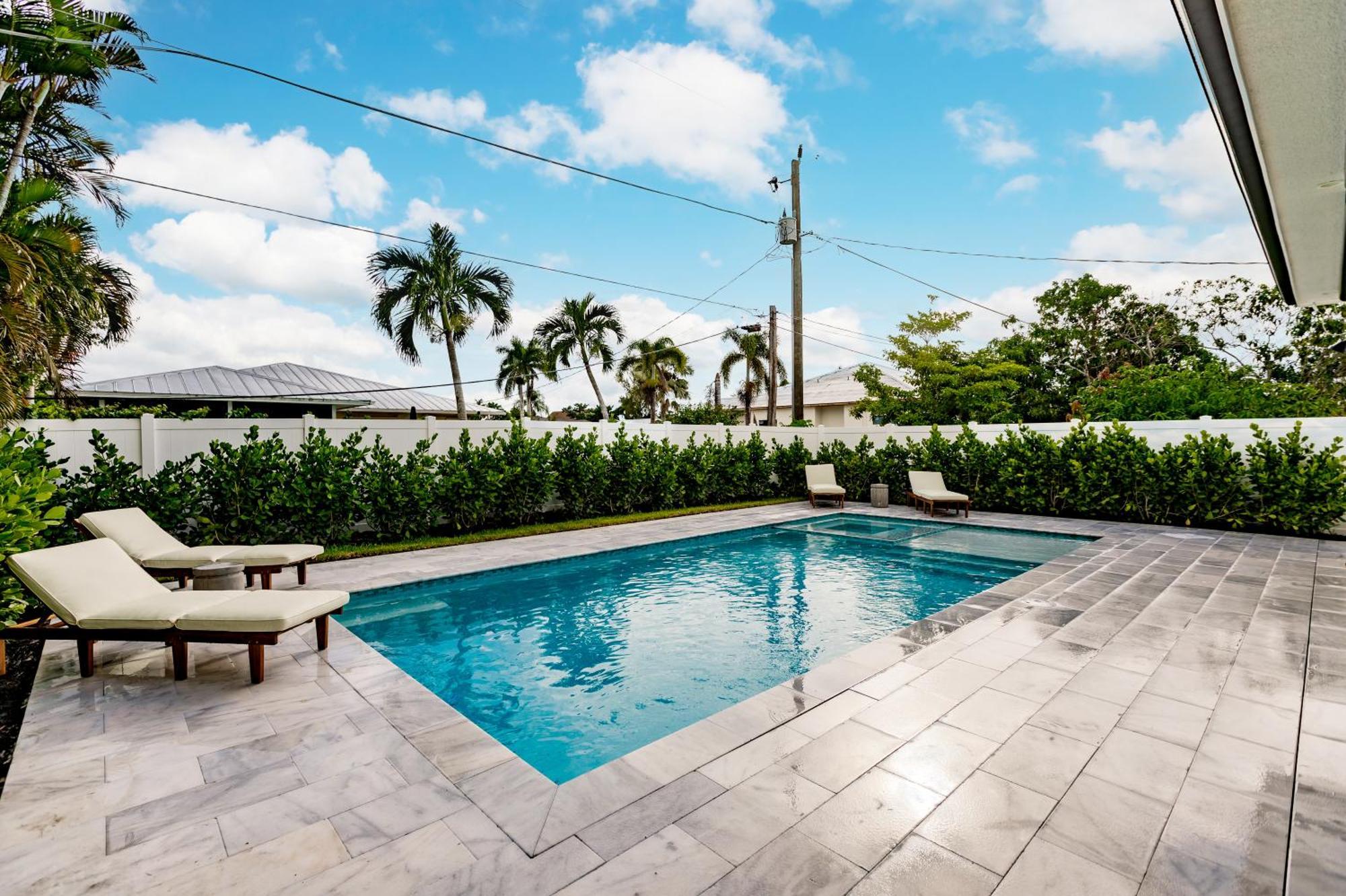 Coastal Elegance Dual Master Bedroom Retreat 3-3 Naples