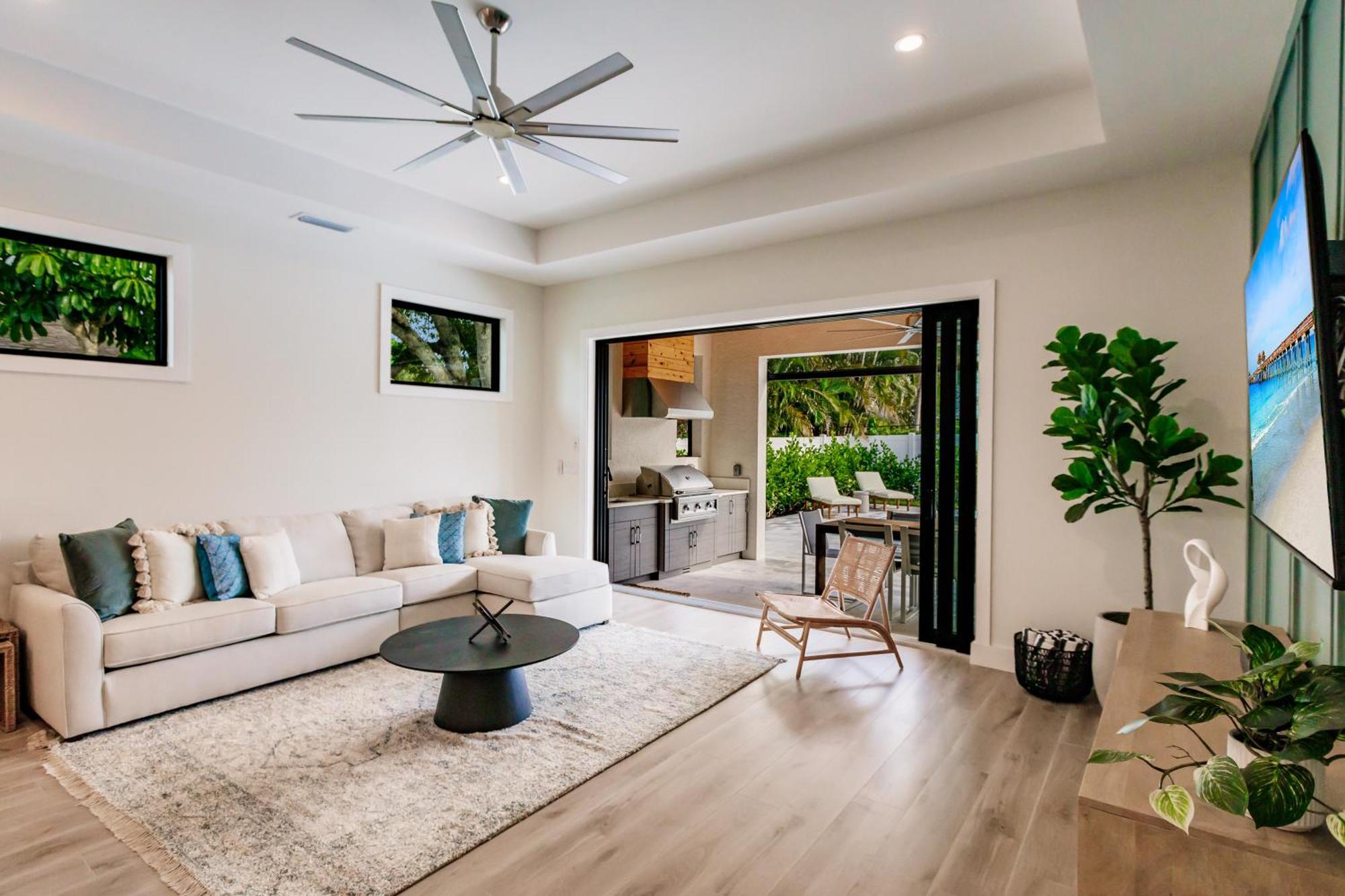 Coastal Elegance Dual Master Bedroom Retreat 3-3 *