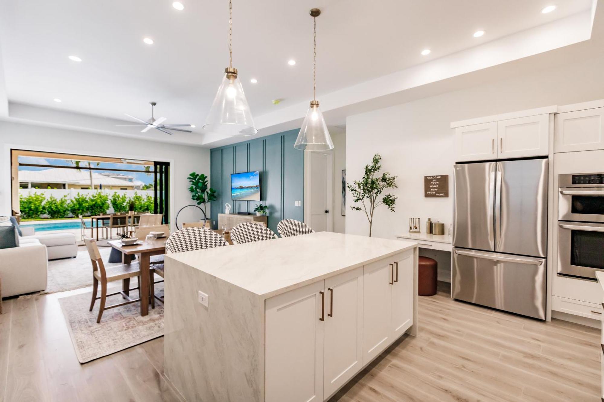 Coastal Elegance Dual Master Bedroom Retreat 3-3 Naples