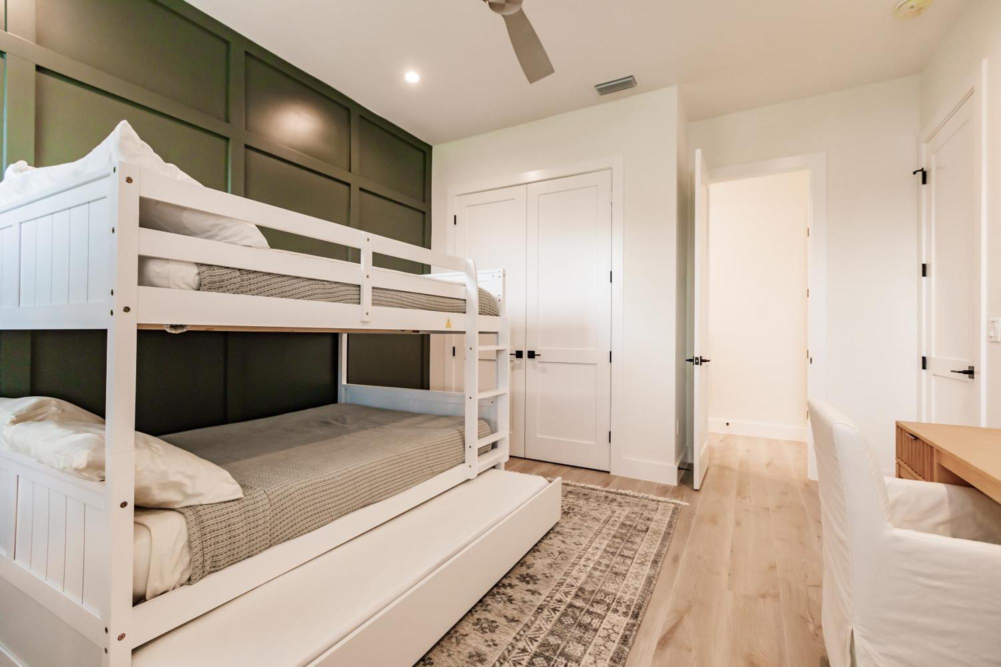 Holiday home Coastal Elegance Dual Master Bedroom Retreat 3-3