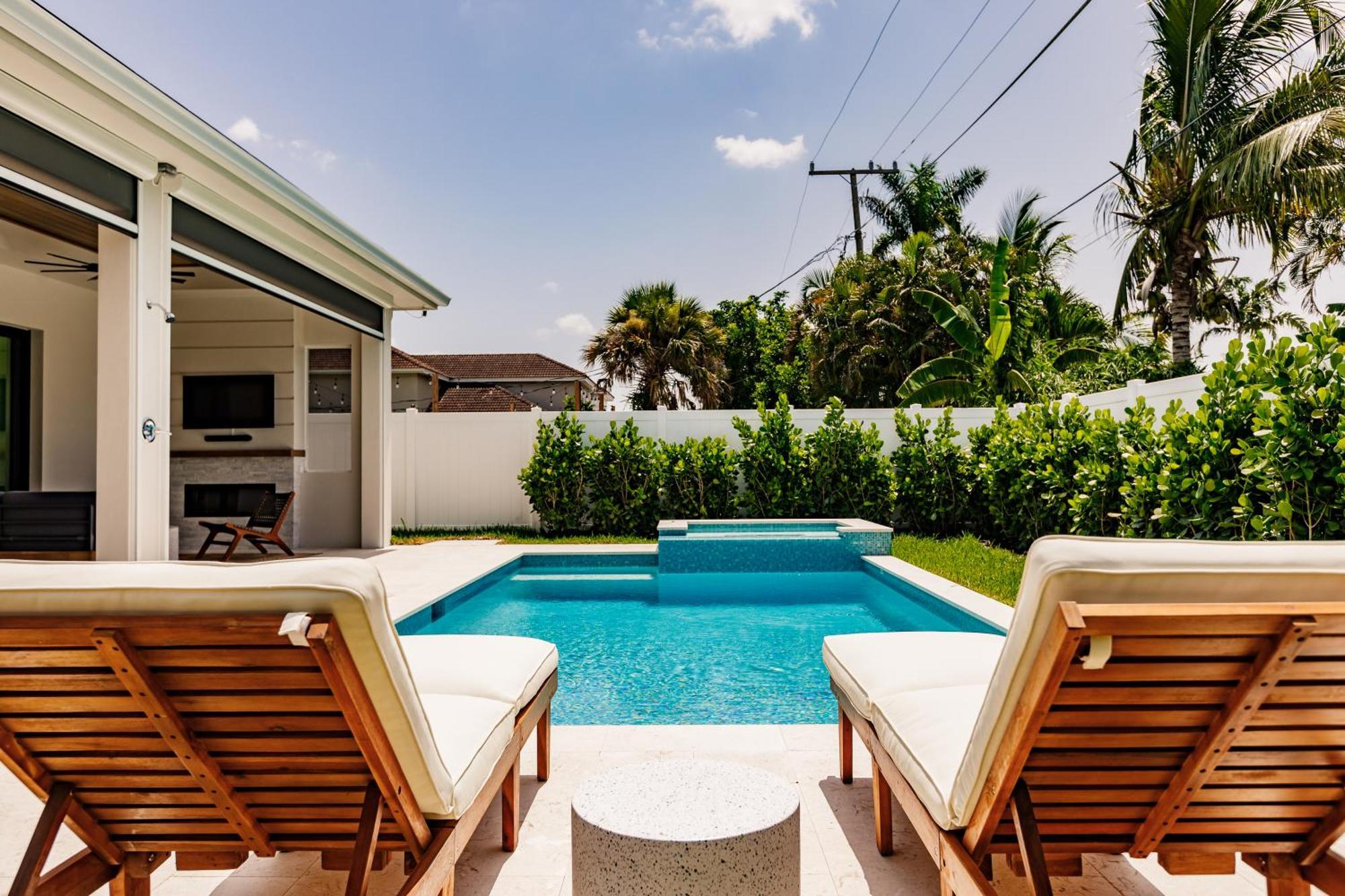 Luxury Orange Blossom Oasis 4-3 Tiki Bar
