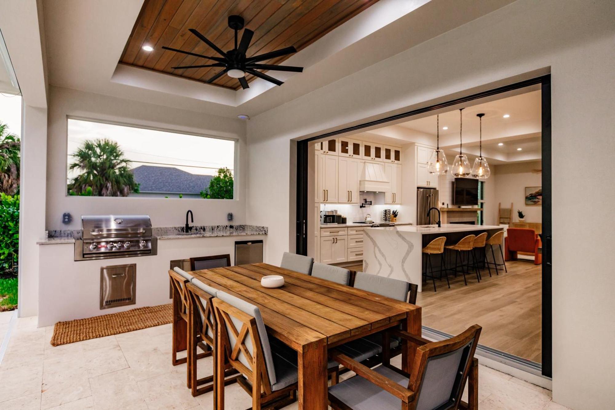 Luxury Orange Blossom Oasis 4-3 Tiki Bar Holiday home