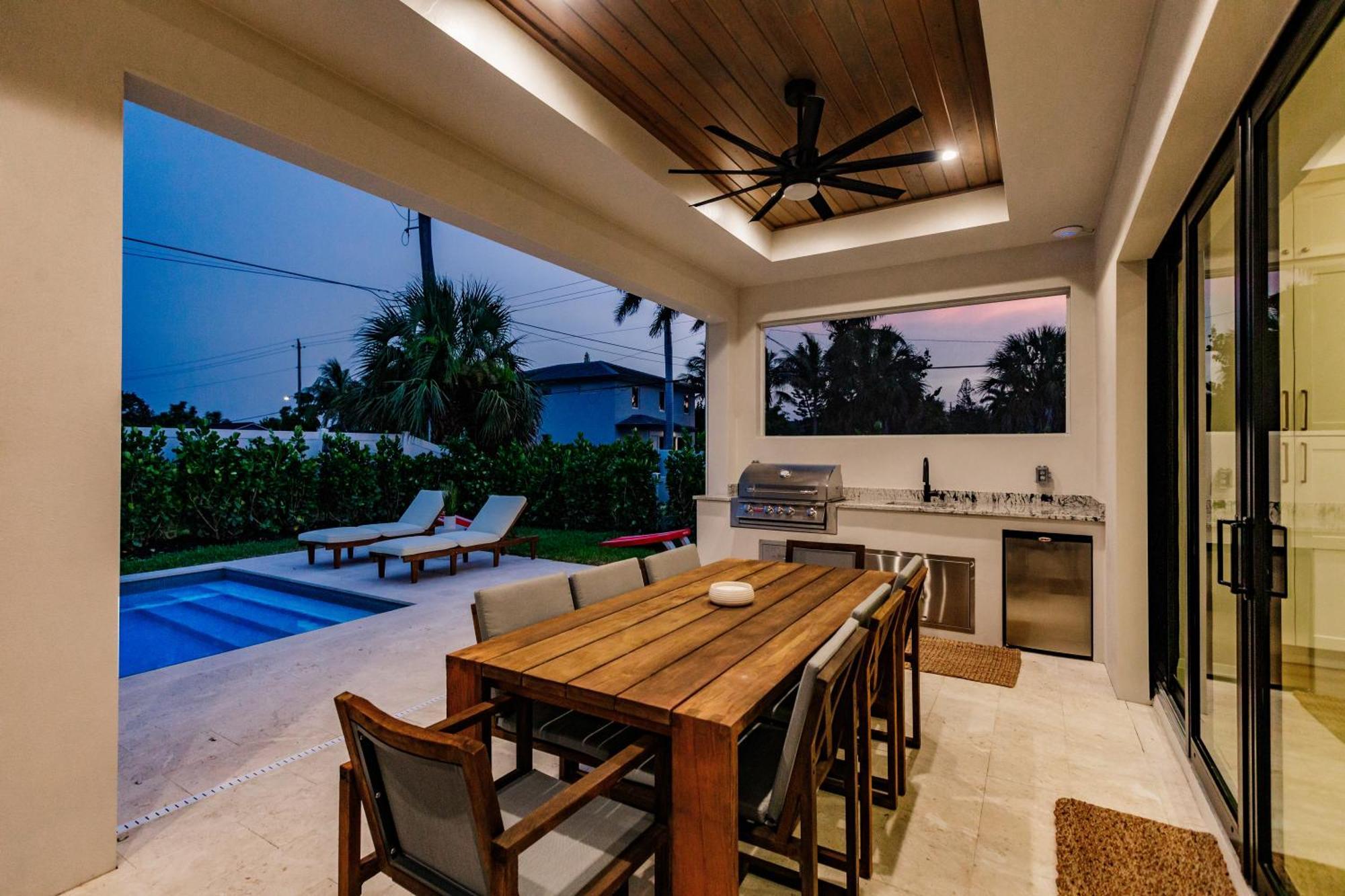 Luxury Orange Blossom Oasis 4-3 Tiki Bar Holiday home