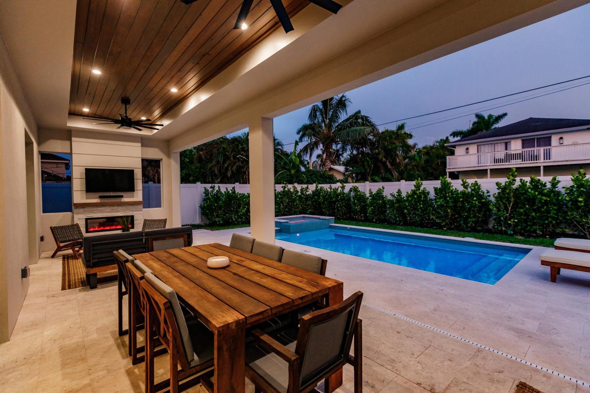 Luxury Orange Blossom Oasis 4-3 Tiki Bar Holiday home