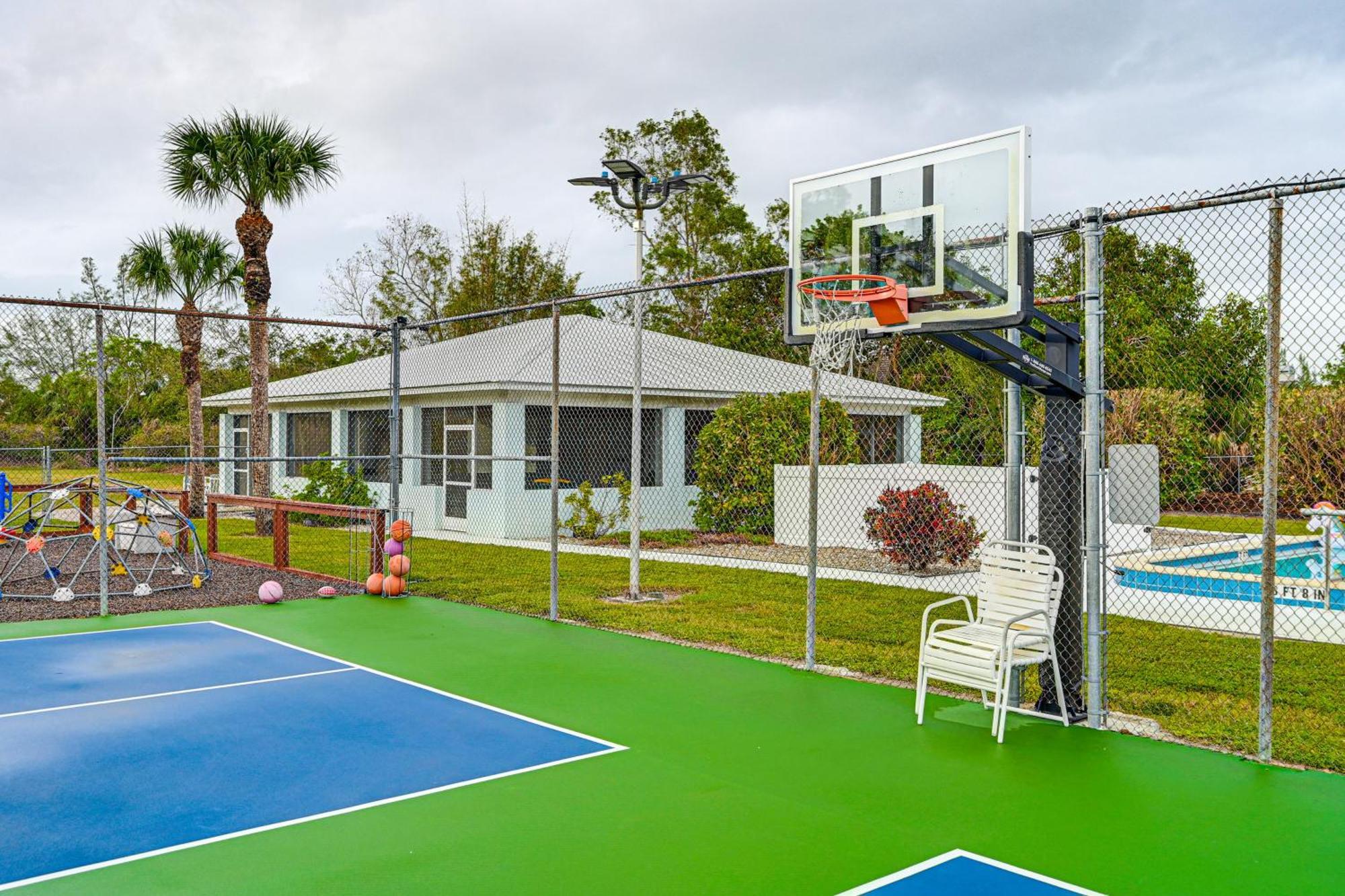 With Outdoor Kitchen And Private Pool! Naples