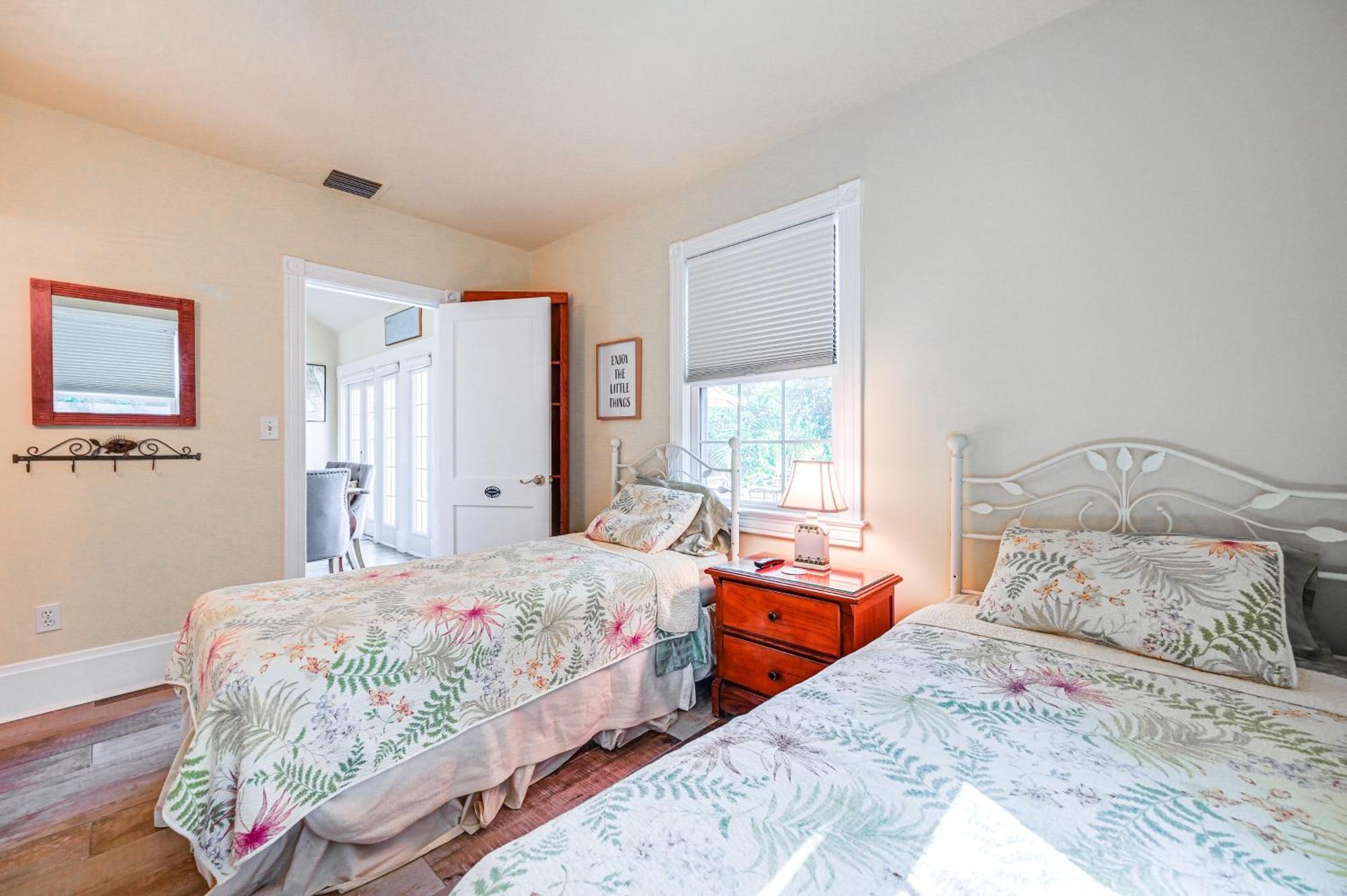 Holiday home 1 Block To - With Pool In Old Naples! *