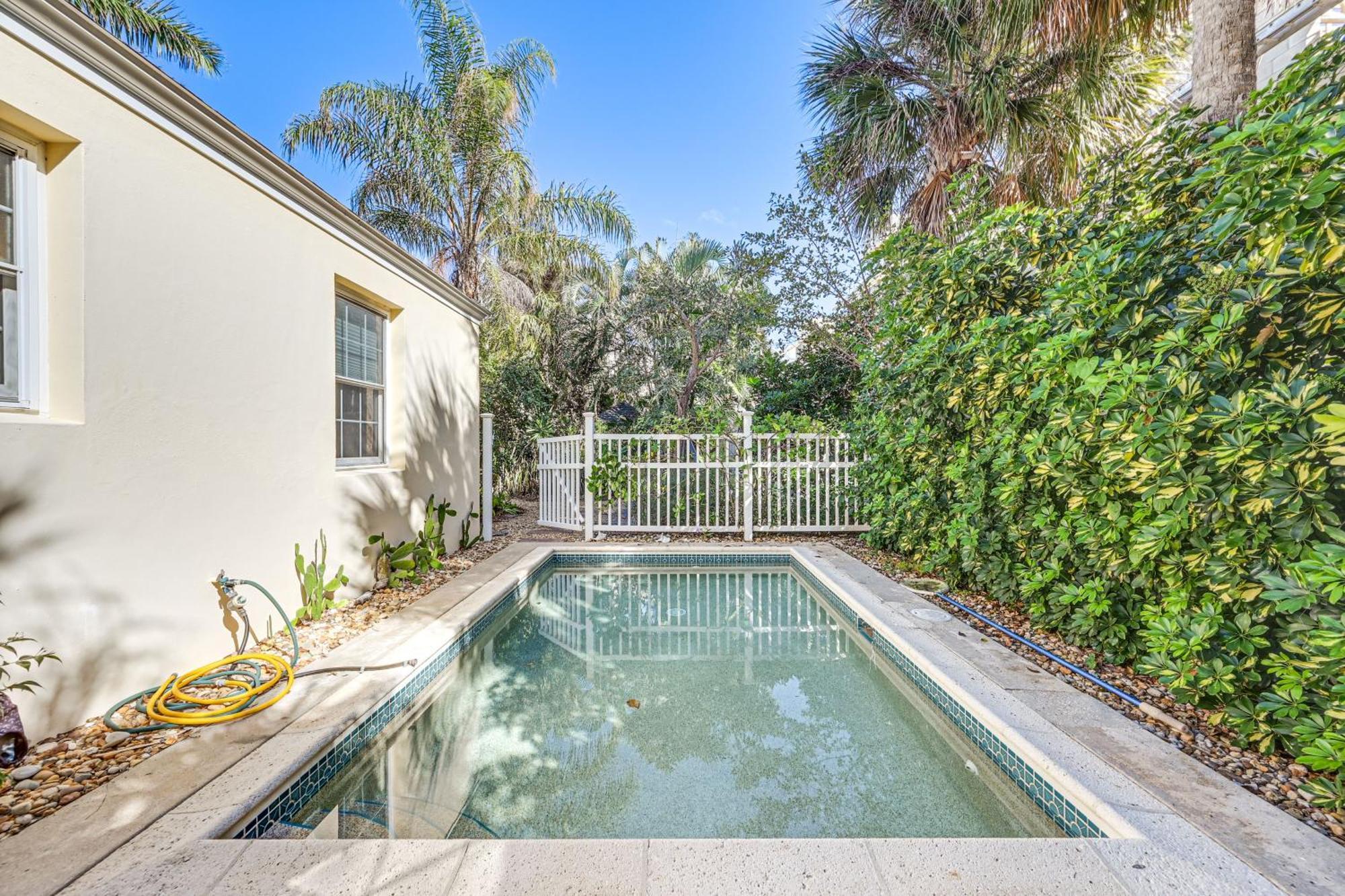 Holiday home 1 Block To - With Pool In Old Naples!
