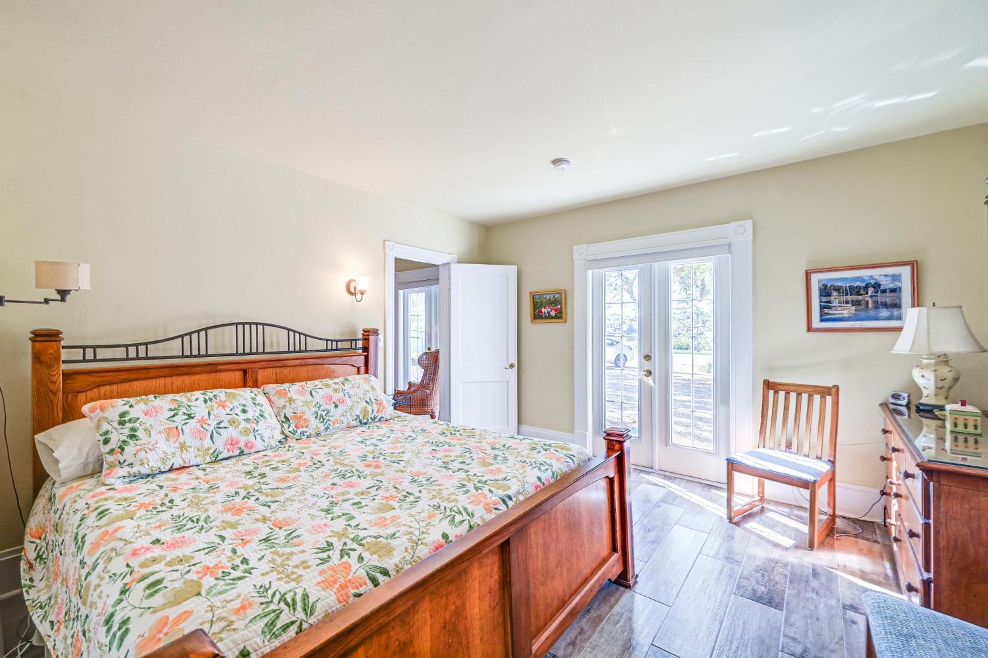 1 Block To - With Pool In Old Naples! Naples